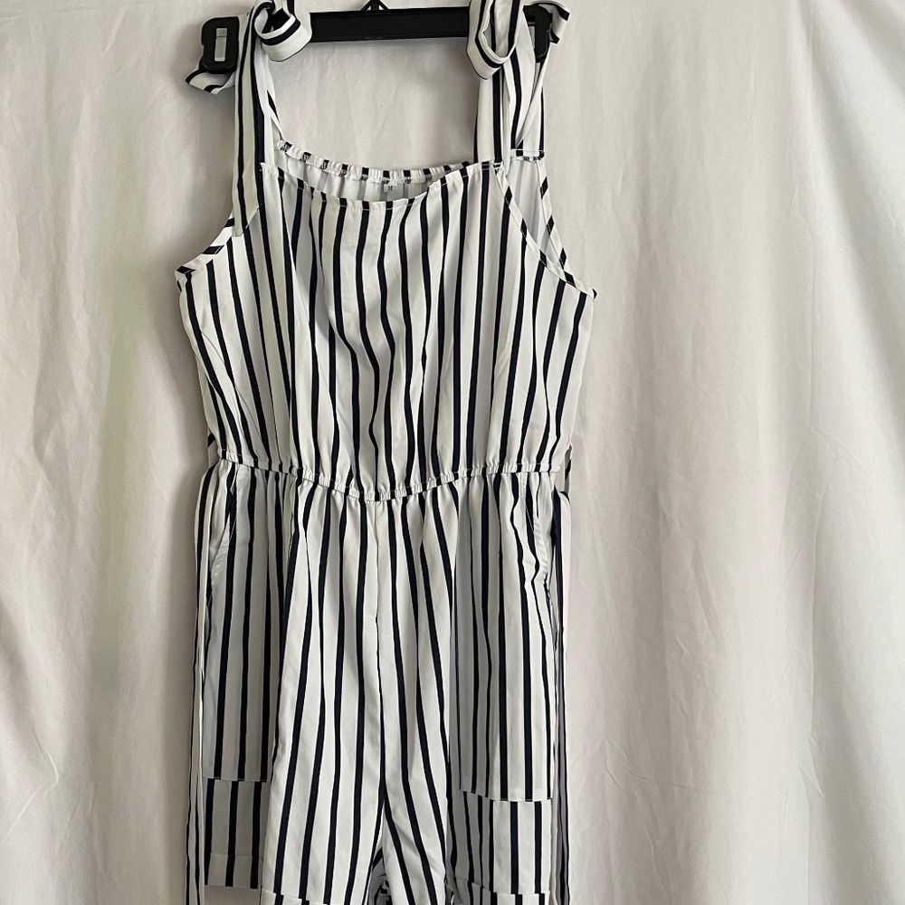 NWOT Tie Close Strap Romper Size Medium